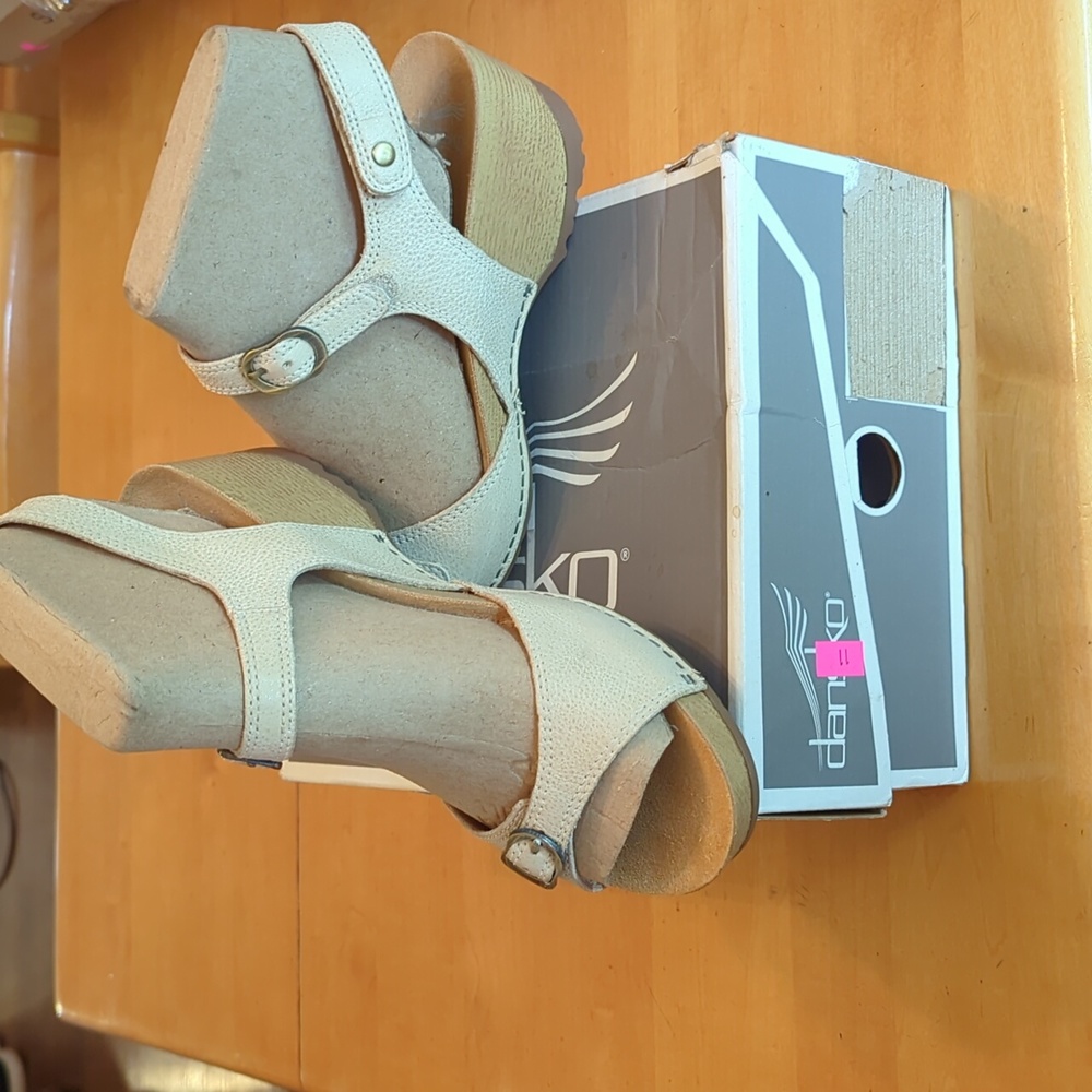 Dansko Tricia Sandals in Linen size 38